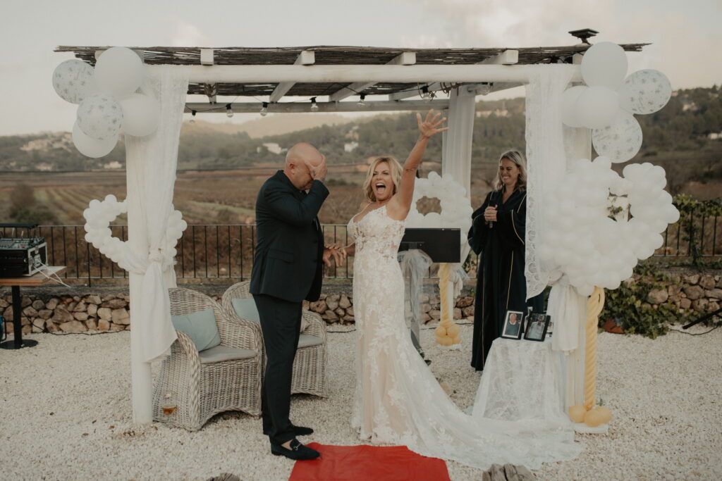 Bruidspaar tijdens huwelijksceremonie in Spanje